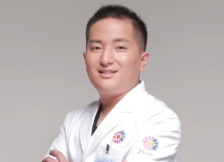 邱偉